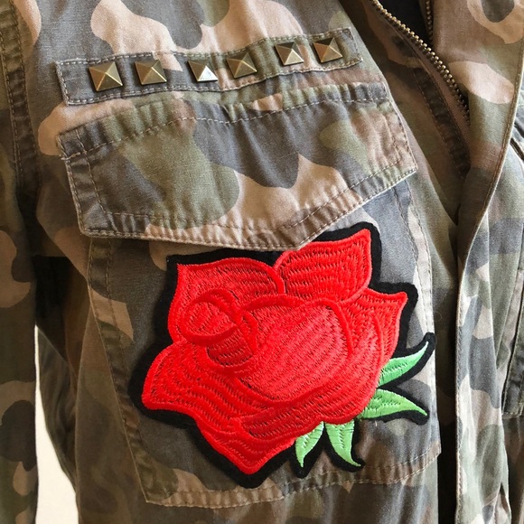 ⭐️⭐️NEW⭐️⭐️Camo Jacket Cross Cherry Blossom Roses Rolling Stones Patching NWT - Picture 5 of 9